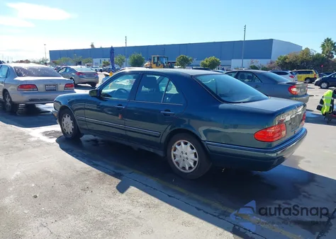 1999 Mercedes-Benz E 320 z USA, uszkodzony, nr VIN WDBJF65H2XA774192